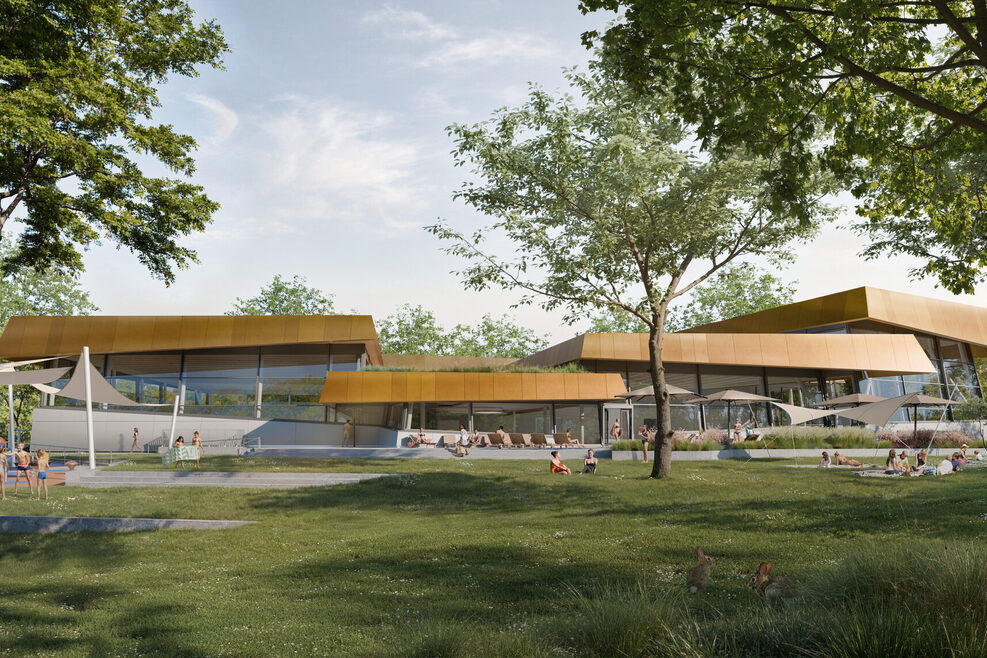 Eine grafische Visualisierung zeigt die Außenansicht des künftigen Hallenbades mit Blick von der Liegewiese. Zu sehen ist ein großzügig verglastes Gebäude mit auskragenden Dachflächen, die sich schuppenartig überlappen. Im Vordergrund sind eine großzügige Wiese und teilweise Spielgeräte für Kinder zu sehen, wo sich einige Besucherinnen und Besucher aufhalten.