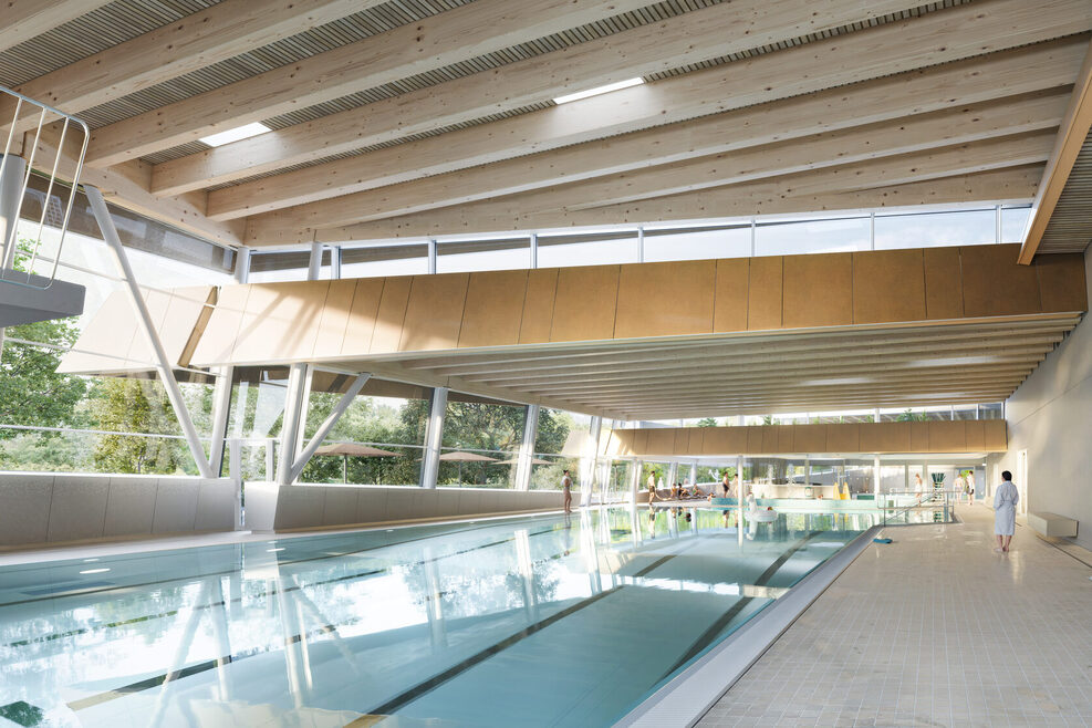 Eine grafische Visualisierung zeigt die Innenansicht des künftigen Hallenbades mit Blick auf das Mehrzweckbecken im Vordergrund. Im Hintergrund am Hallenende ist der Kleinkindbereich zu sehen. Zu sehen ist eine großzügige Verglasung, die viel Licht in den Raum lenkt und die einzelnen Dachflächen scheinbar schweben lässt. Im Hintergrund halten sich Menschen in Badekleidung auf.