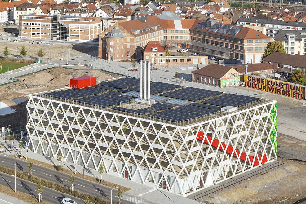 Aufgeständerte Solarmodule gewinnen auf dem Dach regenerative Sonnenenergie