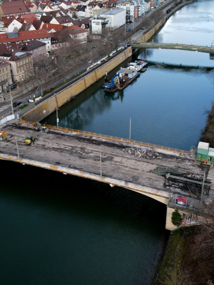 A view of the Rosenstein Bridge from diagonally above. The asphalt on the bridge has been milled out.