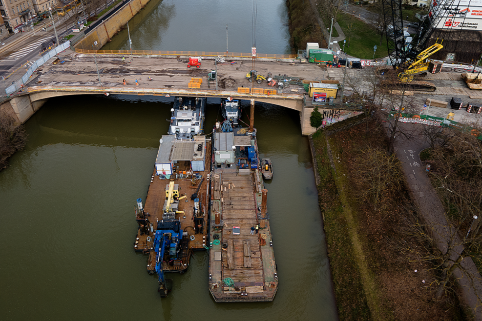 Die Rosernsteinbrücke aus der Vogelperspektive. Zu sehen sind der zusammengebaute Raupenkran und zwei Pontons (schwimmende Arbeitsplattformen).