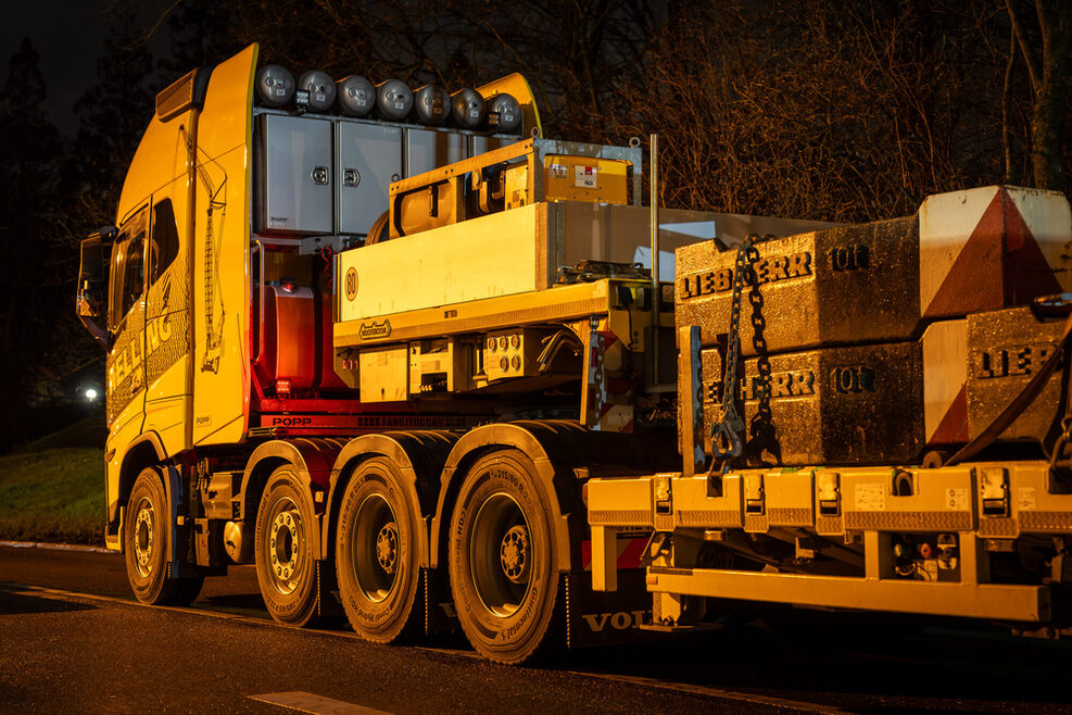 Einige Teile des Raupenkrans wurden nachts per Spezialtransport angeliefert. Hier etwa sind die großen Gegengewichte zu erkennen, die dem Kran trotz seiner Höhe Stabilität verleihen.