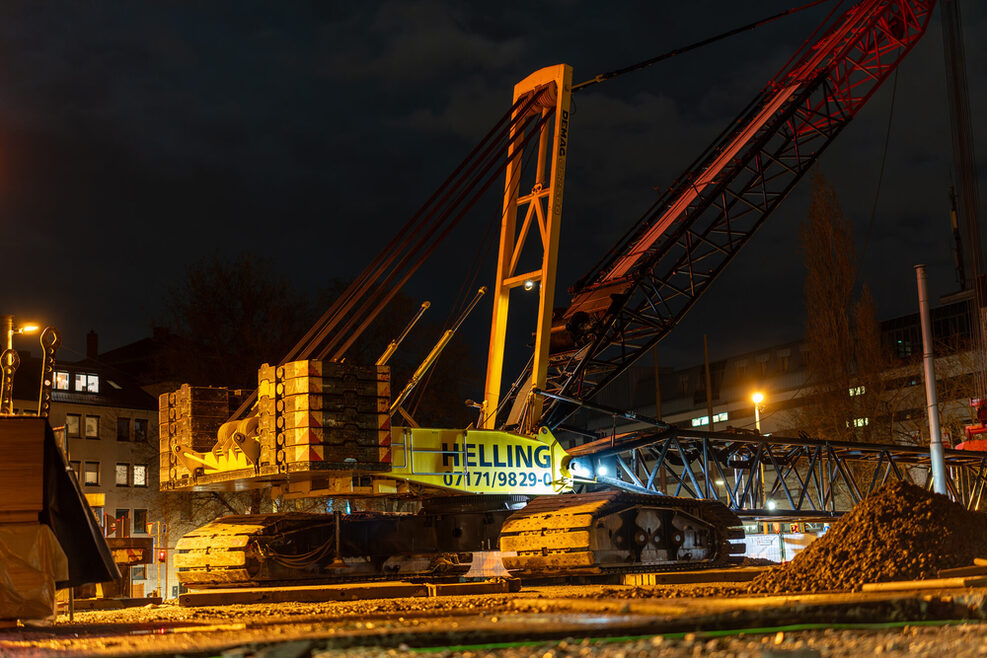 Der Ausleger des Gittermastkrans misst 108 Meter und vermag eine Last von bis zu 500 Tonnen zu heben.