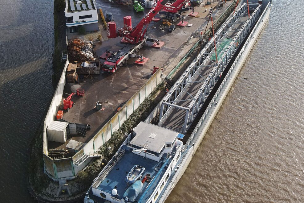 Luftbild des Transportschiffs im Hafen von Plochingen, das die Behelfsbrücke nach Bad Cannstatt transportiert hat.