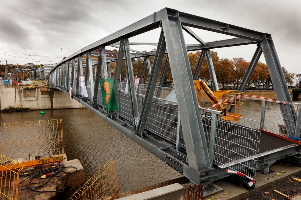 Seitenansicht der neuen Behelfsbrücke über den Neckar in Bad Cannstatt mit Blick auf das gegenüberliegende Ufer.
