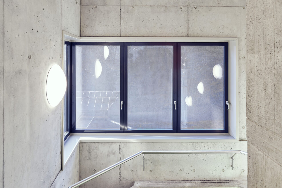 Innanraumaufnahme Fensterdetail in Ortbetonwand