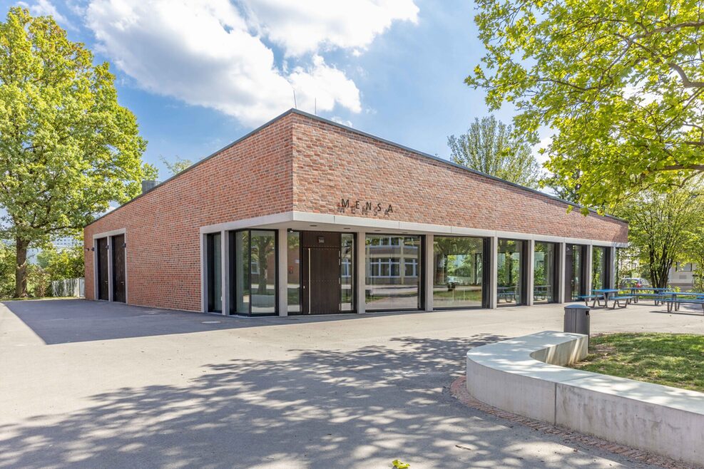 Blick auf den Eingang der Mensa vom Schulhof aus