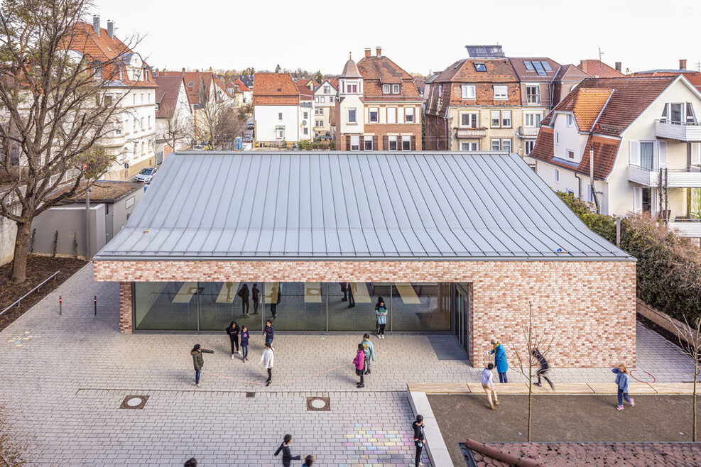 Blick aus dem Bestandsgebäude auf den Neubau