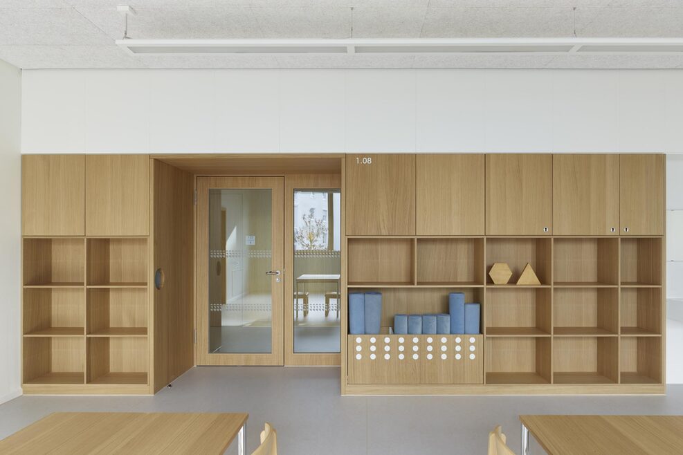 Klassenzimmer 1.OG: Wandansicht mit hochwertigen Schränken und viel Stauraum