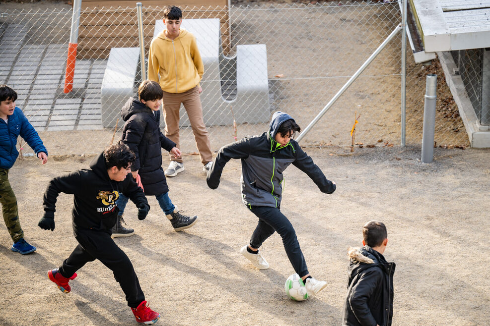 Schüler der Lernwerkstatt in Weilimdorf beim Fussball spielen in der Pause.