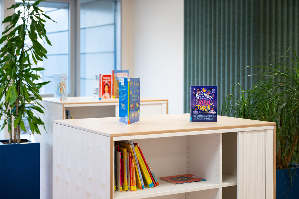 Kleine Bibliothek mit Buchregalen und Kinderbüchern in der Lernwerkstatt in Stuttgart-Weilimdorf.