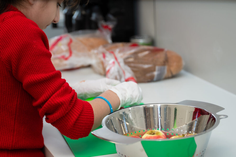 Eine Schülerin bereitet Äpfel in der Lernwerkstatt in Stuttgart-Weilimdorf vor.