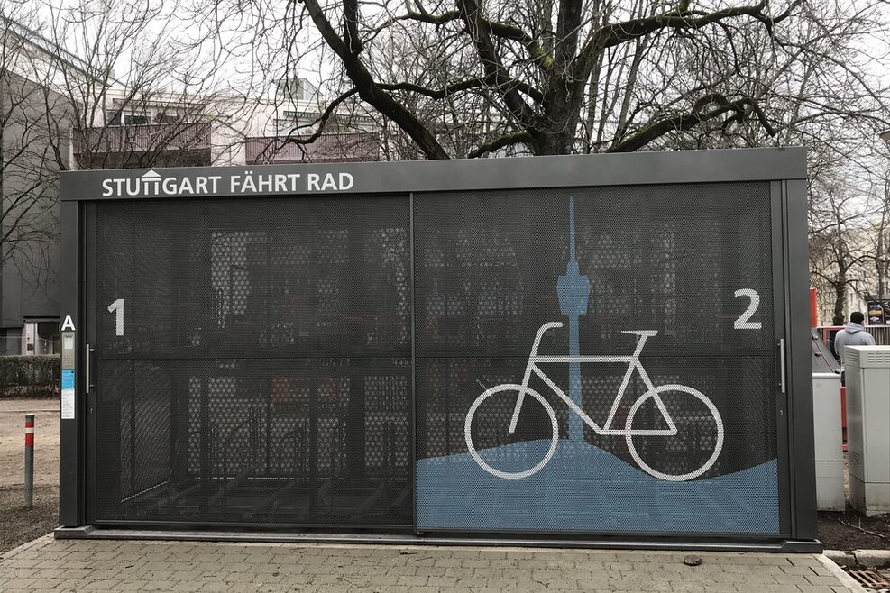 Fahrradsammelgarage mit der Aufschrift Stuttgart fährt Rad