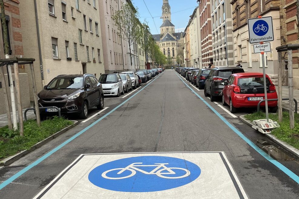 Fahrradstraße Möhringer Straße mit Blick auf die Matthäuskirche Fahrradstraßenlogo auf der Straße