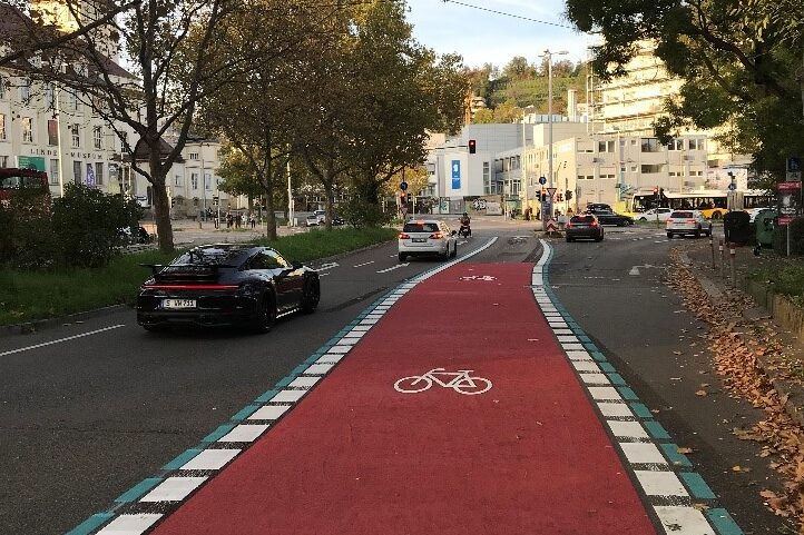 Radverkehrsanlage Holzgartenstraße mit Rotbelag Blick Richtung Hegelplatz