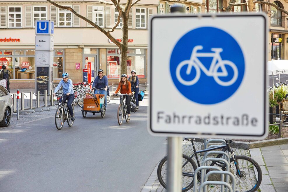 Radfahrende fahren durch die Fahrradstraße Eberhardstraße - Schild Fahrradstraße im Vordergrund