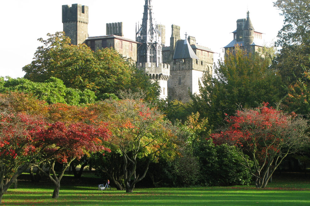 Ansicht des Cardiff Castle mit Park im Vordergrund