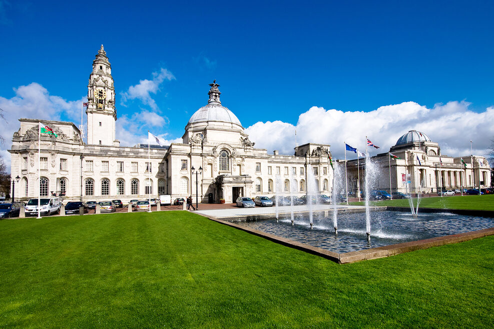 Ansicht der Cadriff City Hall mit Brunnen im Vordergrund