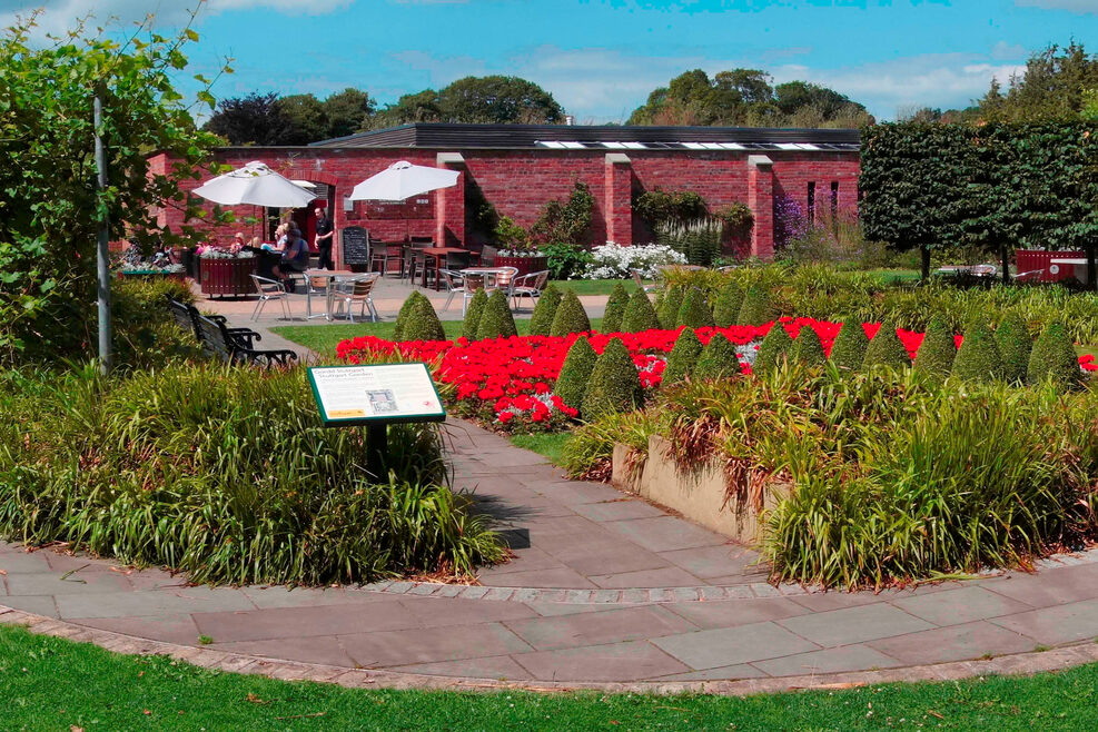 Garten mit Blumenbeet im Vordergrund