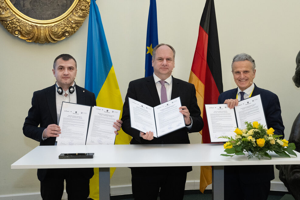 Sachsen Dresden Stadtmuseum - Festakt zur Unterzeichung der Solidaritätspartnerschaft zwischen Dr. Olexandr Symchyshyn Oberbürgermeister von Chmelnyzkyi - Dr. Frank Nopper OB Stuttgart und OB Dirk Hilbert05.03.24 0503024Foto:Jürgen Männel/jmfoto jue