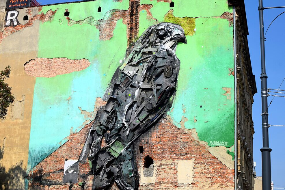 Ein riesiger Vogel als Kunstwerk ziert eine Hauswand