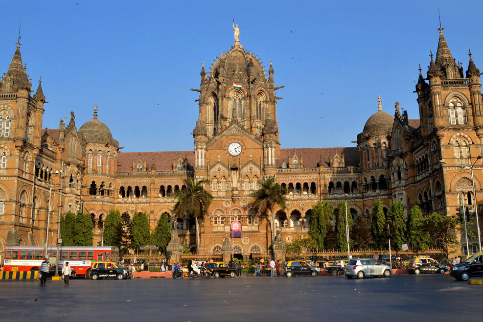 Außenaufnahme des imposanten Bahnhofsgebäude in Mumbai