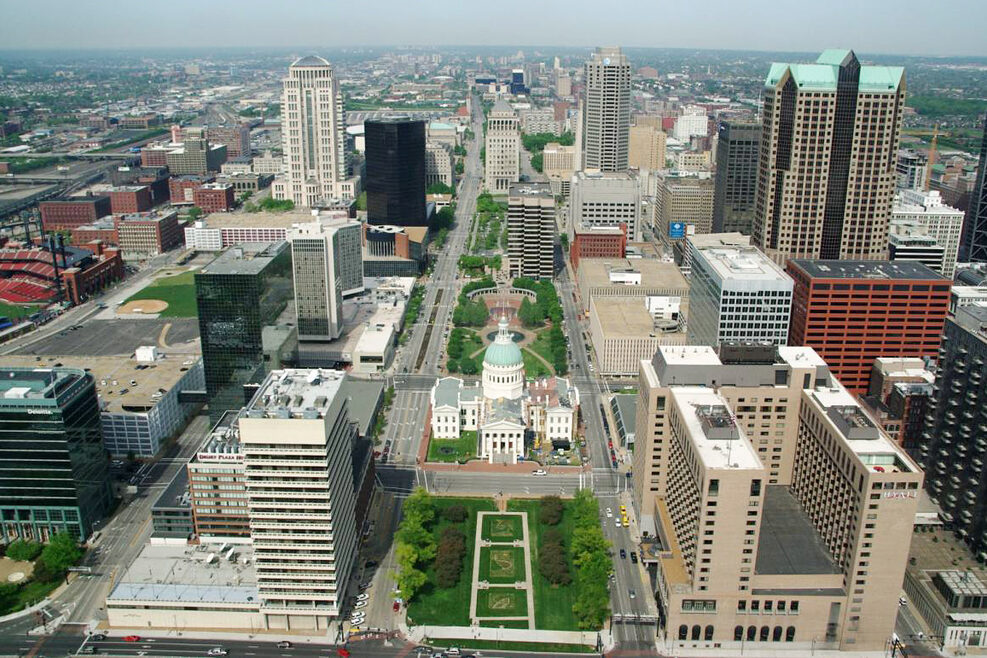 Luftaufnahme der Stadt St. Louis mit vielen Hochhäusern