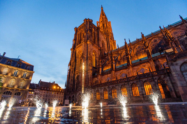 Das Straßburger Münster wird angestrahlt im Abendlicht.