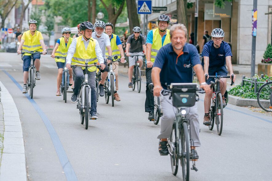 Eine Gruppe von Radfahrern ist auf der Eberhardstraße in Stutgart-Mitte unterwegs. Mit Oberbürgermeister Dr. Nopper (Dritter von links) sind Mitarbeiter der Landeshauptstadt und Mitglieder des ADFC unterwegs.