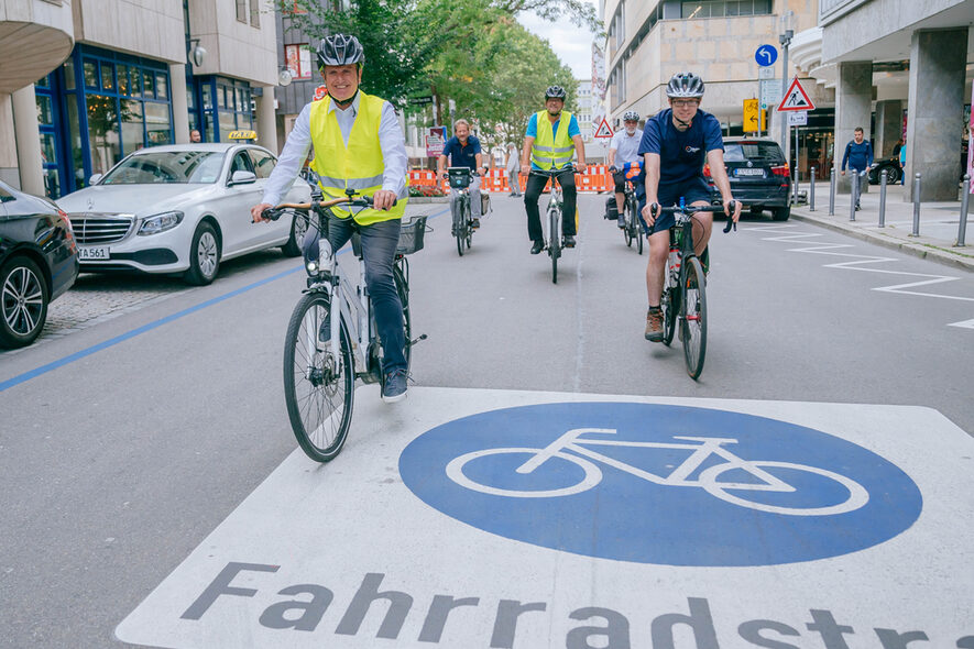 Eine Gruppe von Radfahrern fährt entlang der Eberhardstraße Richtung Hauptstätter Straße. Links vorne im Bild ist der Oberbürgermeister zu sehen.