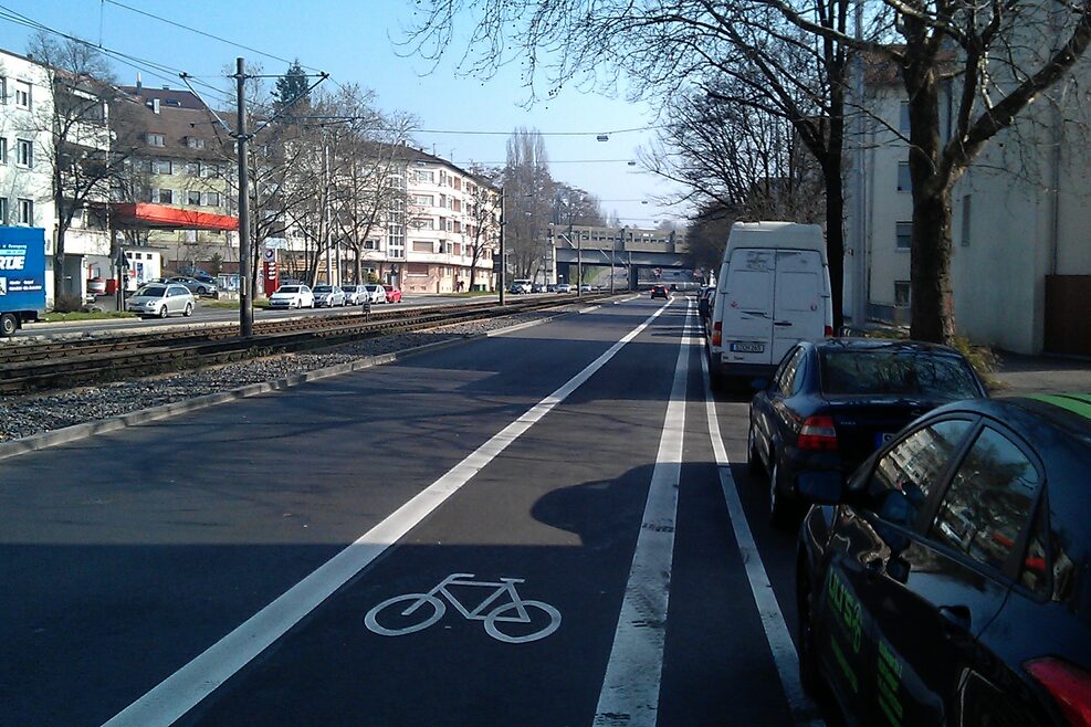 Blick auf eine Straßen mit einem Radfahrstreifen.