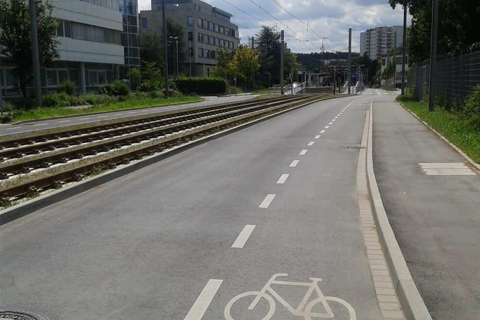 Blick auf eine Straße mit einem Radschutzstreifen.