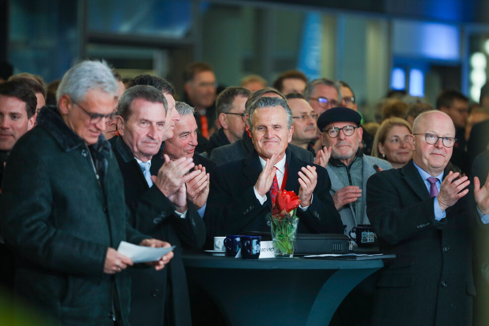 Stuttgarts Oberbürgermeister auf der Eröffnungsfeier an einem Stehtisch. Neben ihm stehen Minister Strobl, Winfried hermann, Michael Theurer und Günter Oettinger.