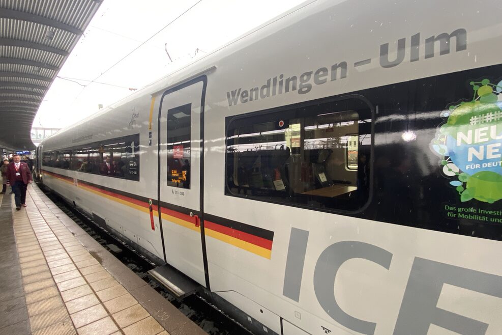 Blick auf den Sonderzug am Gleis in Ulm. Auf dem ICE ist ein schwarz-rot-goldener Streifen lackiert. Am Zug steht Wendlingen-Ulm.