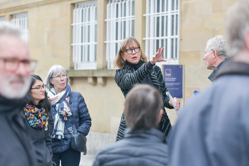 Busrundfahrt 2025 - Vorsitzende des Gestaltungsbeirat, Christa Reicher spricht