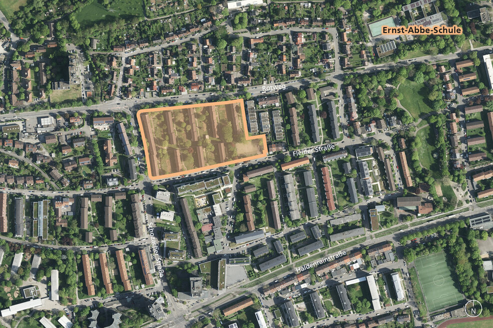 Luftbild vom Quartier "Am Rotweg", orange umrandet und orange transparent markiert.