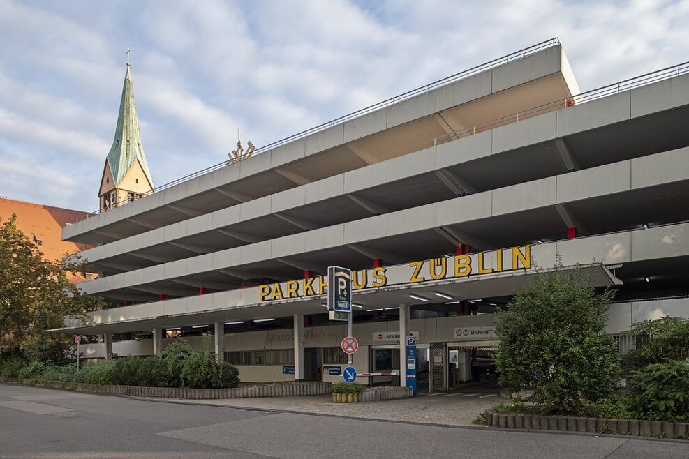 In großer gelber Schrift ist Parkhaus Züblin an der Fassede des Parkhauses zu lesen.