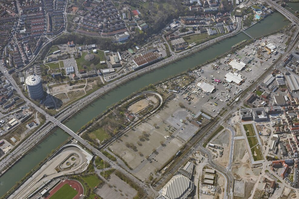 Luftaufnahme des Neckars mit Stuttgart-Ost und dem Cannstatter Wasen