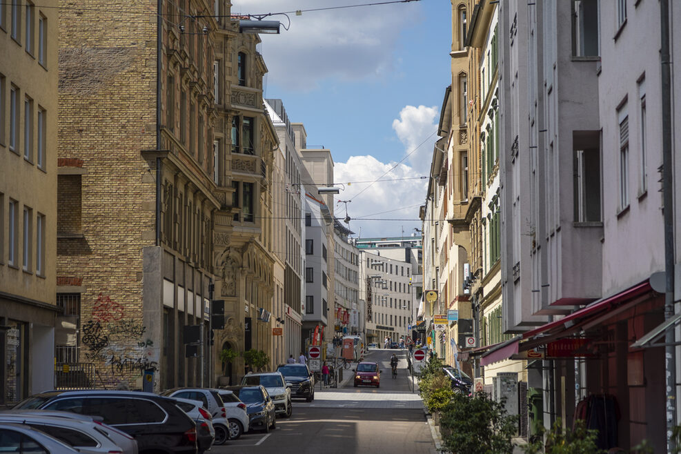 Blick entlang der Sophienstraße von der Gerberstraße aus in Richtung Gerber. Links sind parkende Autos zu sehen.