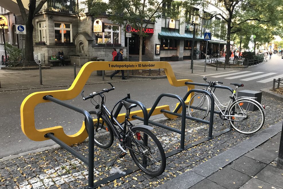 Blick auf einen Fahrradabstellplatz in der Eberhardstraße.