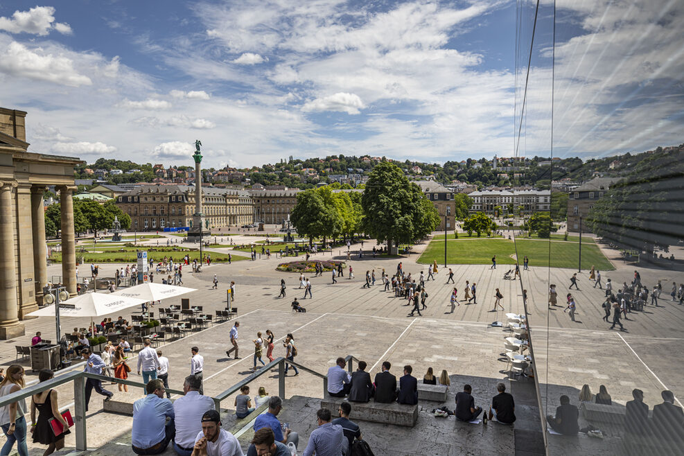 Blick von der kleinen Treppe am Kunstmuseum auf den Schlossplatz und die Königsstraße im Sommer.