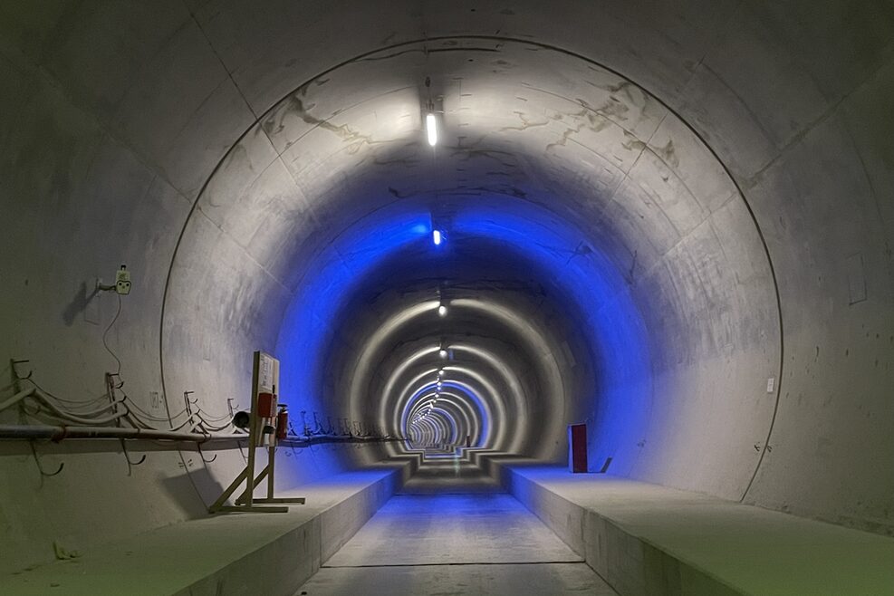 Der Tunnel Cannstatt wird mit einer blauen Leuchte beleuchtet.
