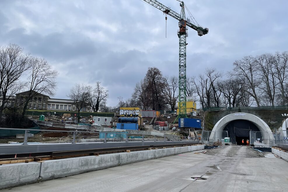 Blick von der Neckarbrücke auf das neue Rosensteinportal des Tunnel Cannstatt