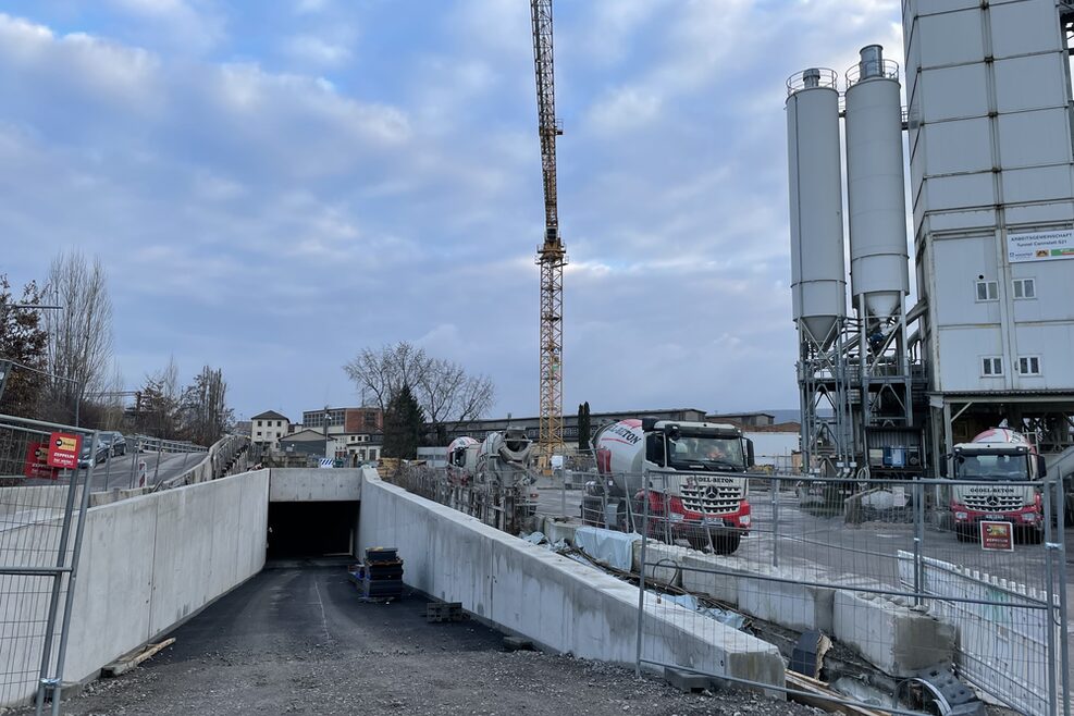 Eine Rettungszufahrt führt in einen Tunnel.