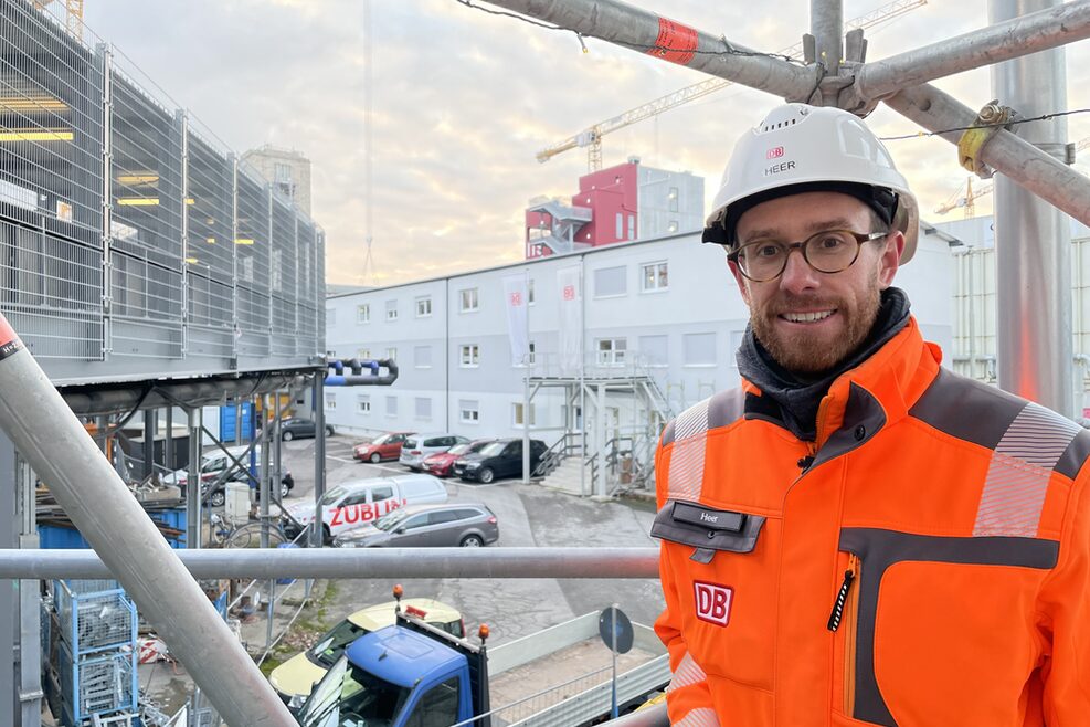 Portrait Sebastian Heer, im Hintergrund ist die S21-Baustelle zu sehen.