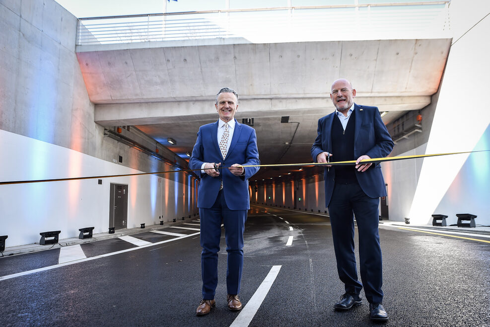 Am Tunnelausgang nahe der Wilhelma durchschneiden Stuttgarts Oberbürgermeister Dr. Frank Nopper und der baden-württembergische Verkehrsminister Winfried Herrmann feierlich das Band.