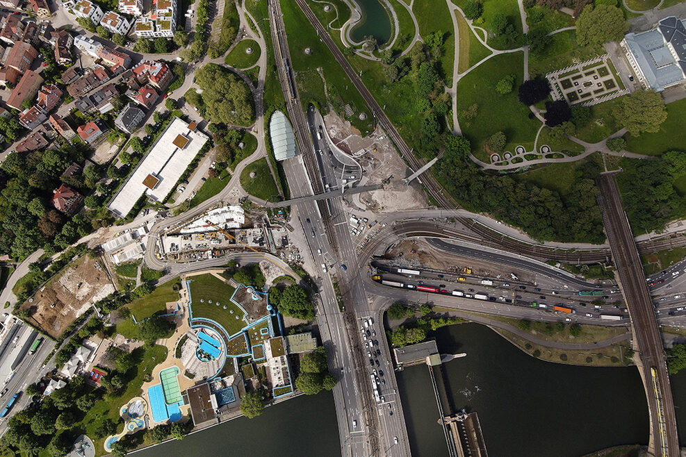 The aerial photo shows the entire Leuzeknoten from the air. At the bottom left you can see the Leuze, on the right the Rosensteinumuseum and the old railroad bridge to Bad Cannstatt.