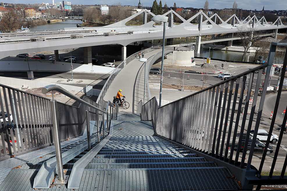 Blick von der Treppe runter zum neuen Rosensteinsteg, der die Straße überquert.