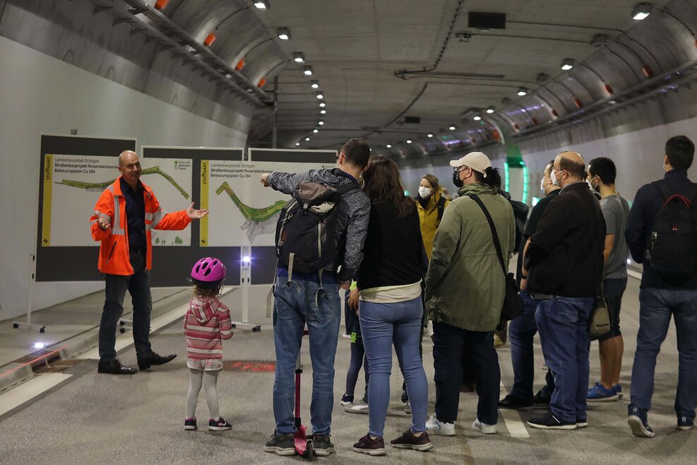In einer Röhre des Rosensteintunnels steht eine Gruppe Menschen vor einenm Informationsschild und informiert die Besucher.
