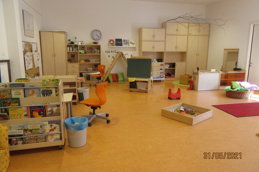 Im Gruppenraum können die Kinder mit zahlreichem Spielzeug spielen.